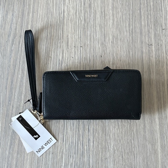 Nine West Astoria Zip Around Wristlet Wallet Black NWT